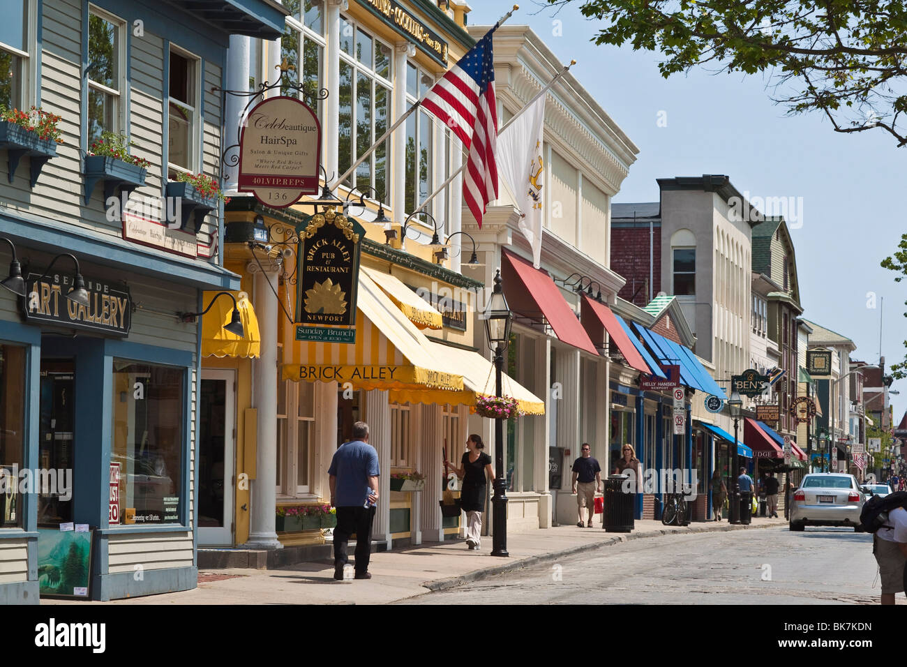 Élégantes boutiques et chaussée pavée sur la populaire rue Thames dans la ville historique de Newport, Rhode Island, USA Banque D'Images