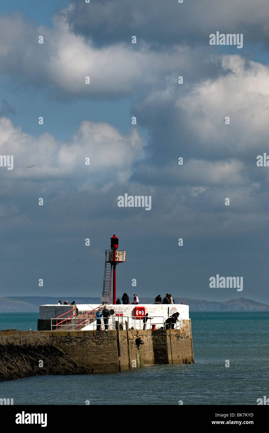 Les gens de la pêche jetée Banjo à Looe, à Cornwall. Banque D'Images