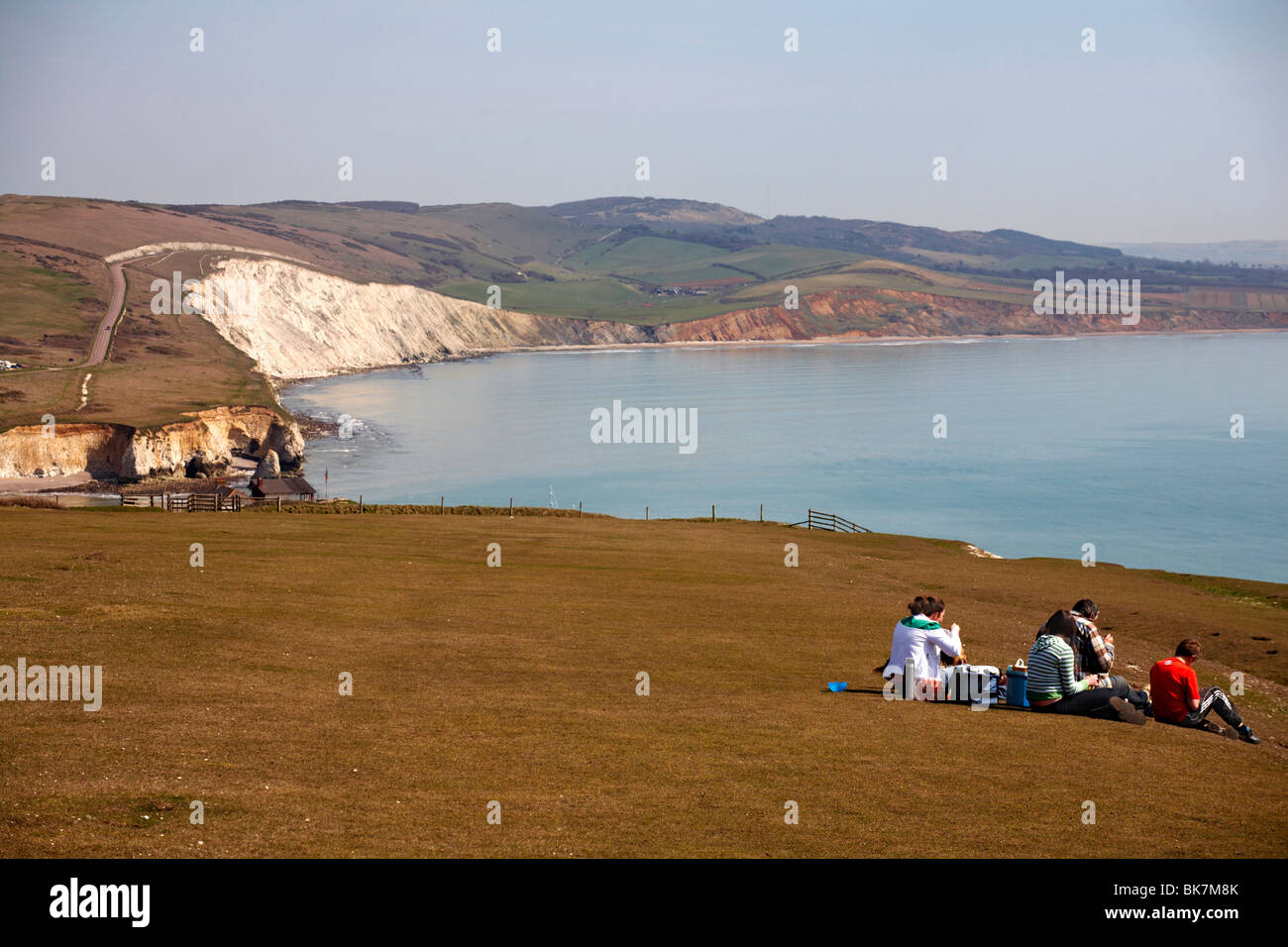 Famille profitant d'un pique-nique et admirant la vue sur l'île de Wight, Hampshire, Royaume-Uni Banque D'Images