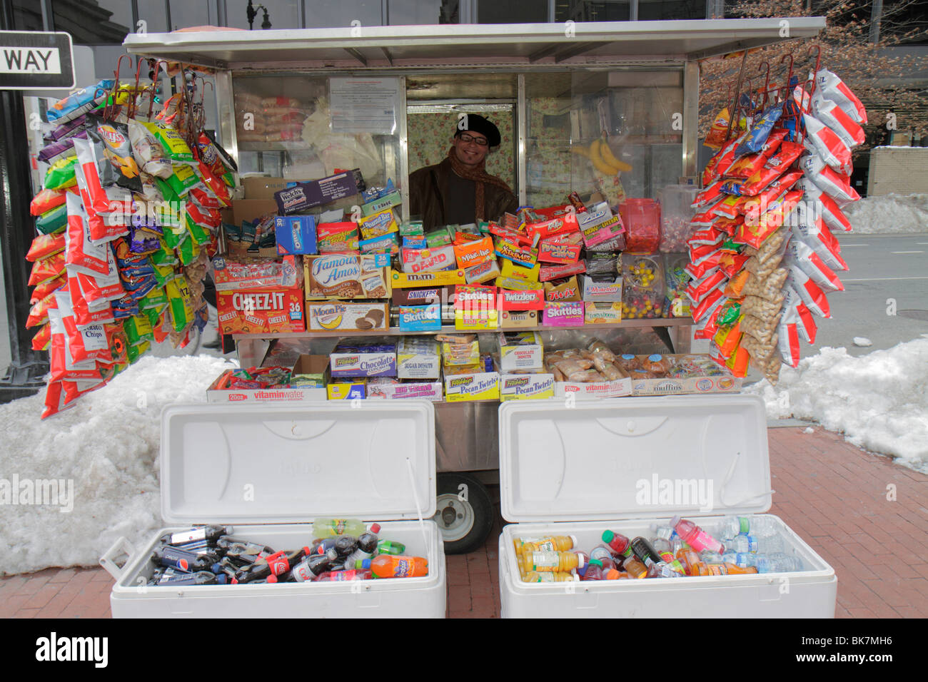 Washington DC, Gallery place, rue, vendeurs stall stands stands marché stand, chariot, chariot, snack, nourriture, boissons non alcoolisées, boisson, soda Banque D'Images