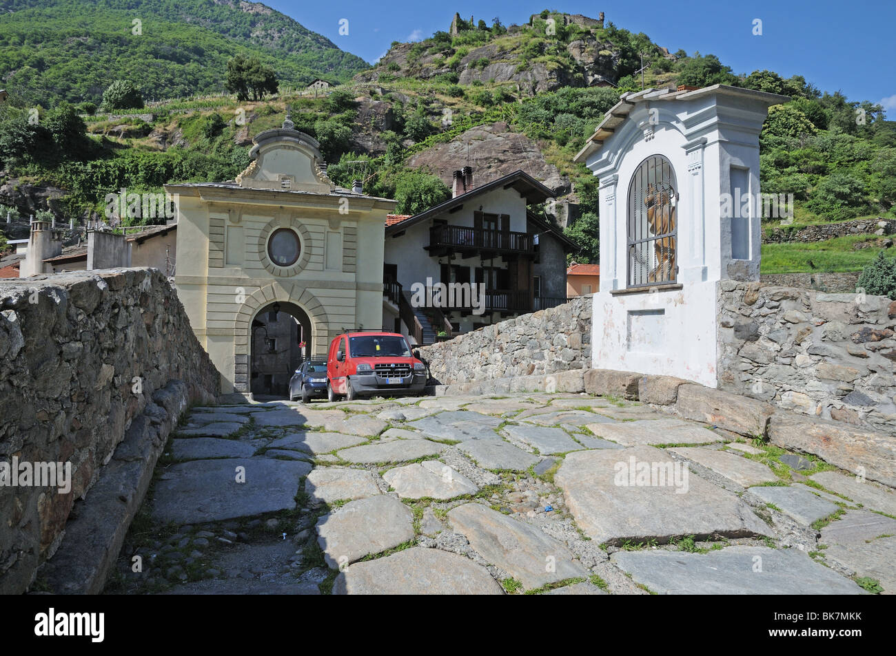 Culte avec Cruciifix sur pont romain sur torrente Lys Pont St Martin Vallée d'Aoste Italie Banque D'Images