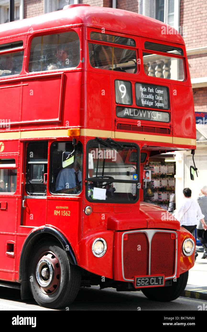 London bus routemaster traditionnels sur Shaftesbury Avenue, dans le West End de Londres Banque D'Images