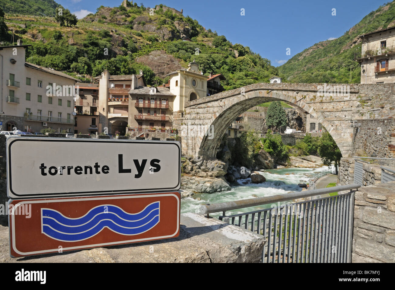 L'information graphique signe sur pont romain sur torrente Lys Pont St Martin Vallée d'Aoste Italie avec Hydro Electric Generator Banque D'Images