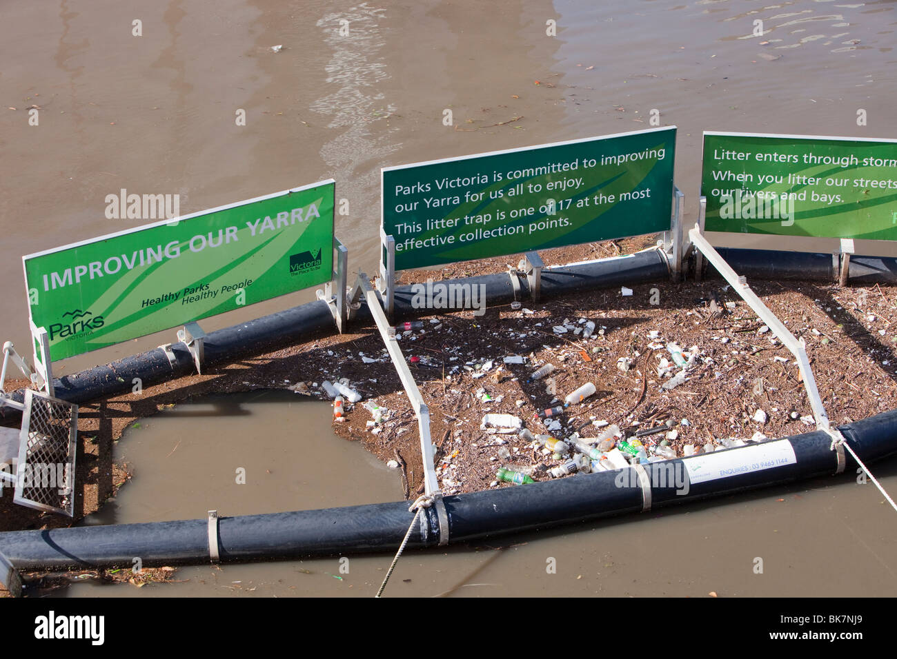 Un piège de la litière sur le Fleuve Yarra, Melbourne, Australie. Banque D'Images