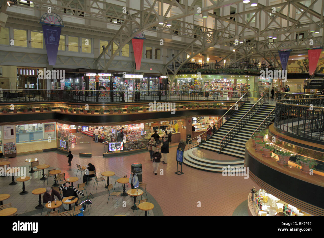 Washington DC,Pennsylvania Avenue,Old Post Office Pavilion,bâtiment,rénovation,atrium,magasin,magasins,entreprises,quartier,shopping shoppers shop Banque D'Images