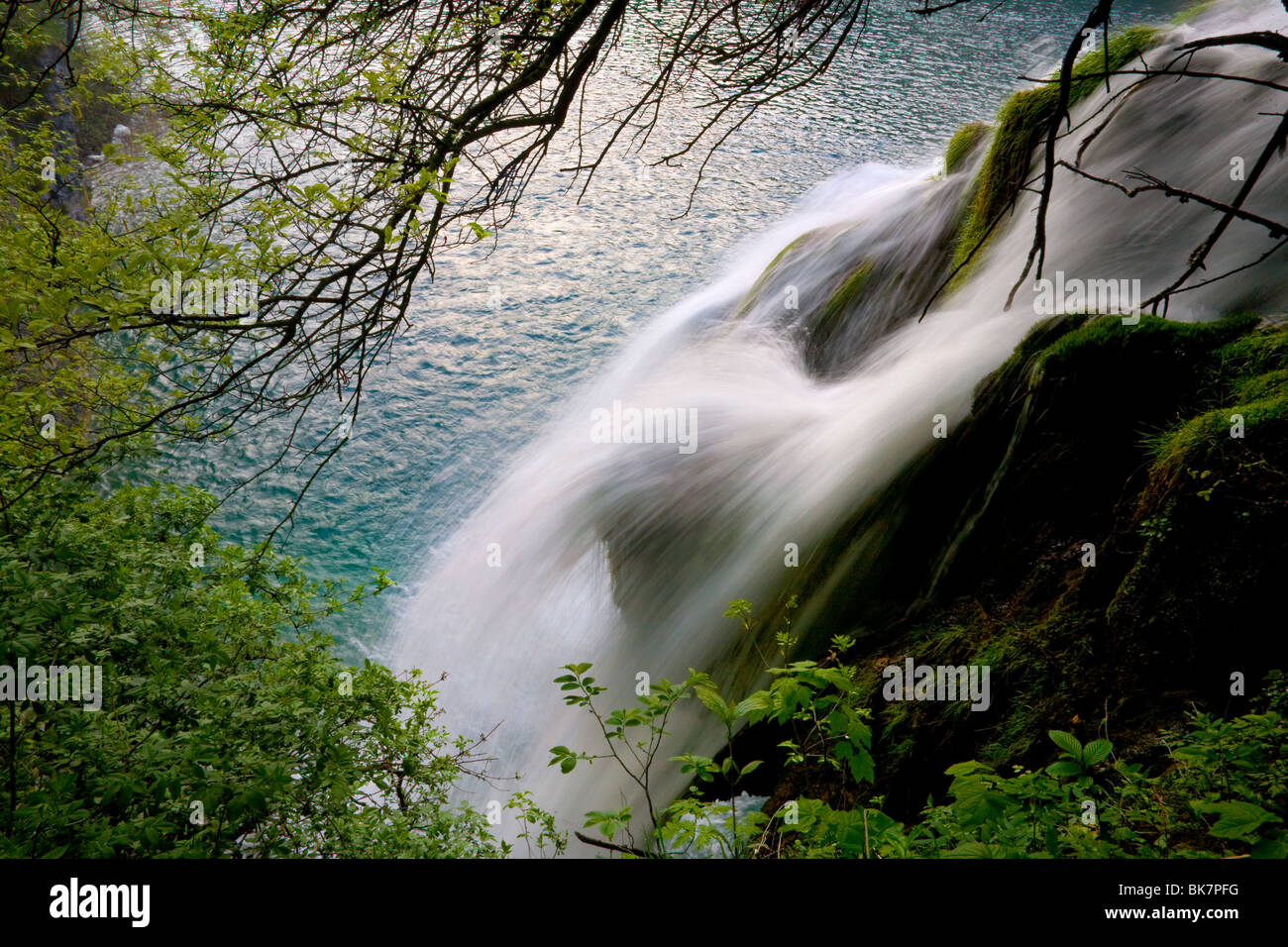 Milanovac lac et cascade dans le parc national des Lacs de Plitvice, Croatie Banque D'Images