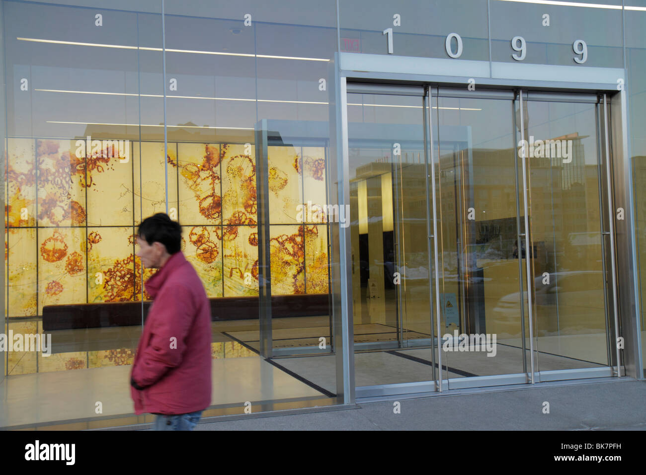 Washington DC DC, New York Avenue NW, immeuble de bureaux, portes vitrées, murale lumineuse, œuvres d'art d'entreprise, lobby, immigrants ethniques asiatiques immi Banque D'Images