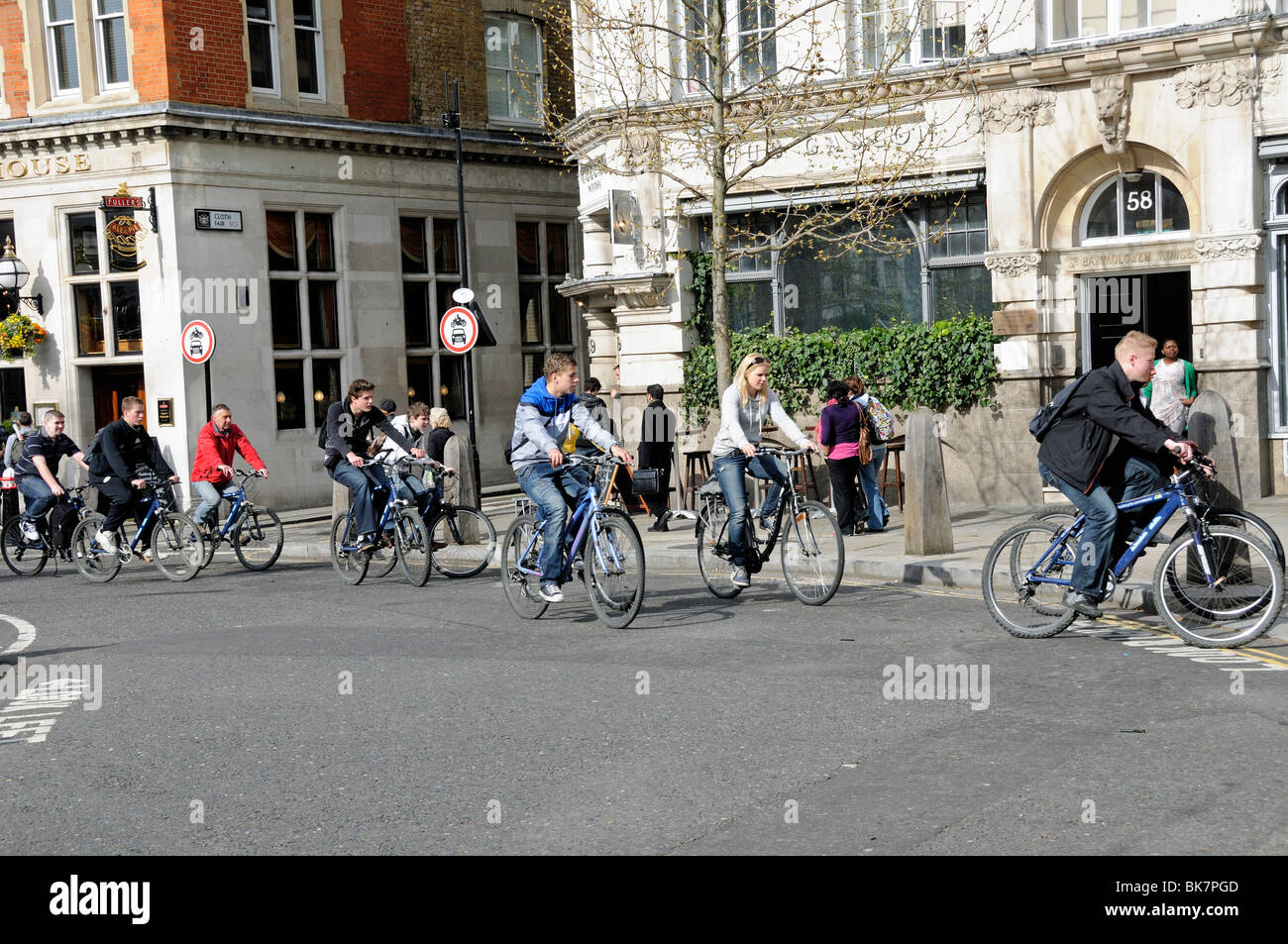 Les cyclistes dans la ville de London England UK Banque D'Images