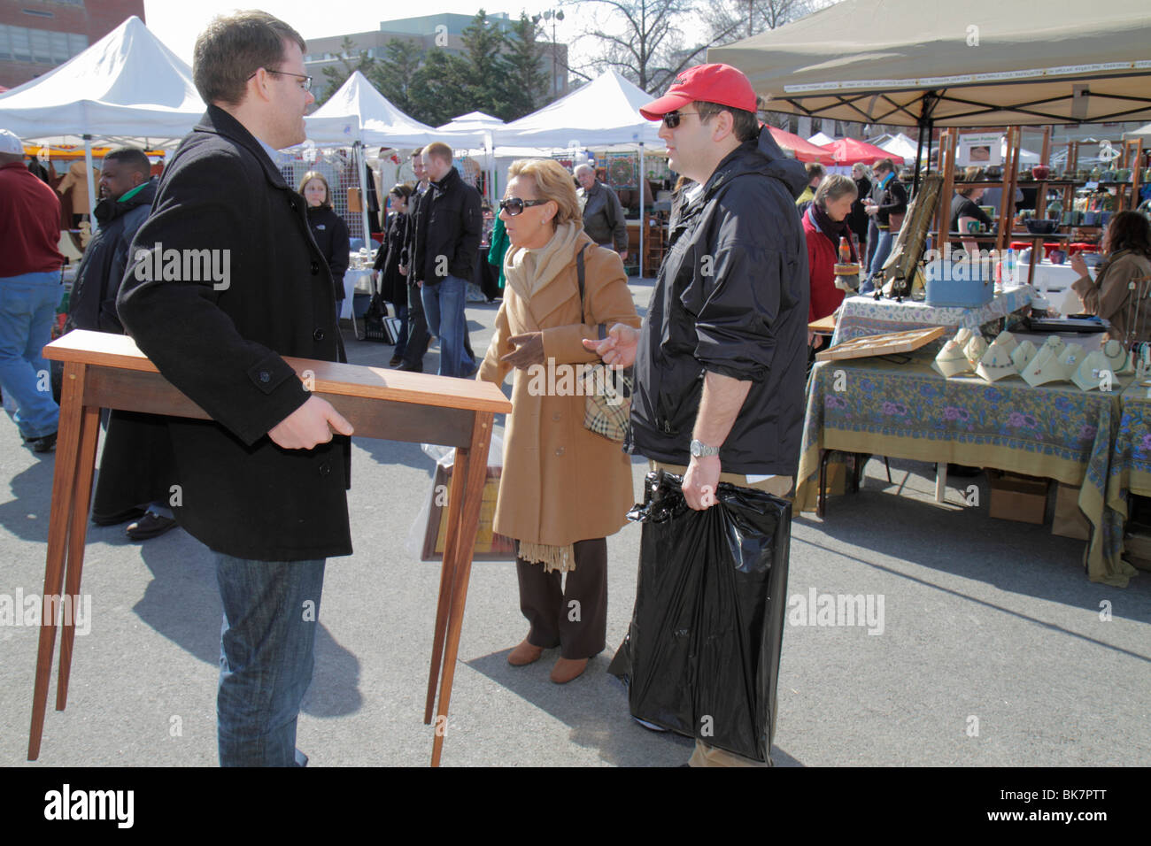 Washington DC DC, marché de l'est, 7ème rue ne, marché aux puces, adultes homme homme mâle, femme femme femme femme femme, artisanat, table de console en bois, shopp Banque D'Images