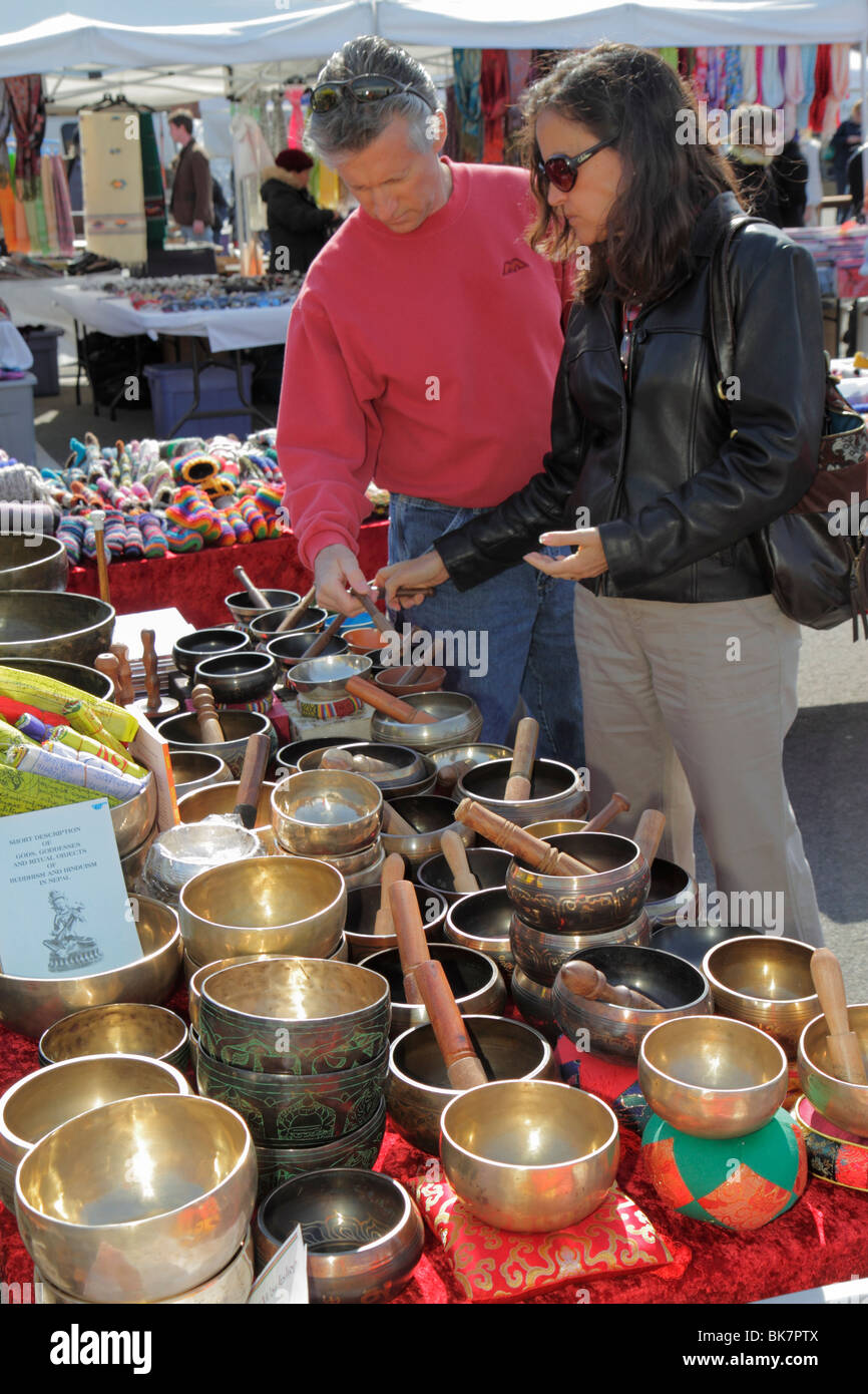 Washington,DC,capitale de la nation,marché de l'est,7e rue ne,marché aux puces,vendeurs,stall stands stand marché acheteur achat,chant tibétain Banque D'Images