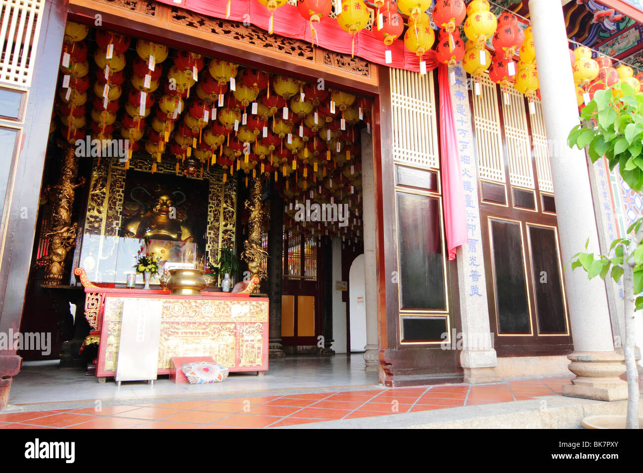 Entrée d'un sanctuaire bouddhiste dédié à Maitreya Bouddha à Kek Lok Si, Penang, Malaisie Banque D'Images