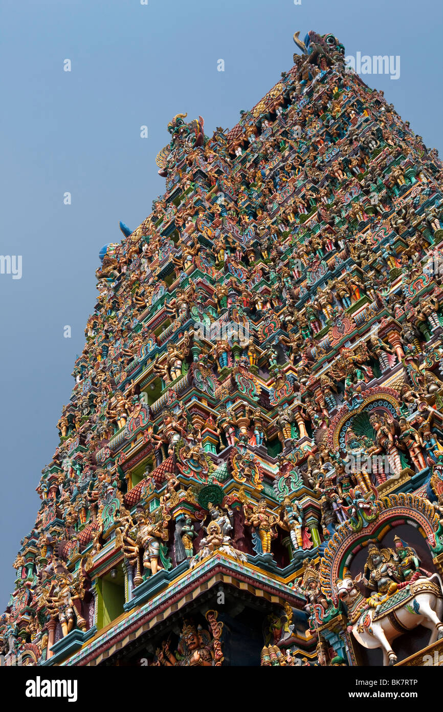 L'Inde, le Tamil Nadu, Madurai, Sri Meenakshi Temple, coloré, récemment restauré, à l'ouest gopuram Banque D'Images