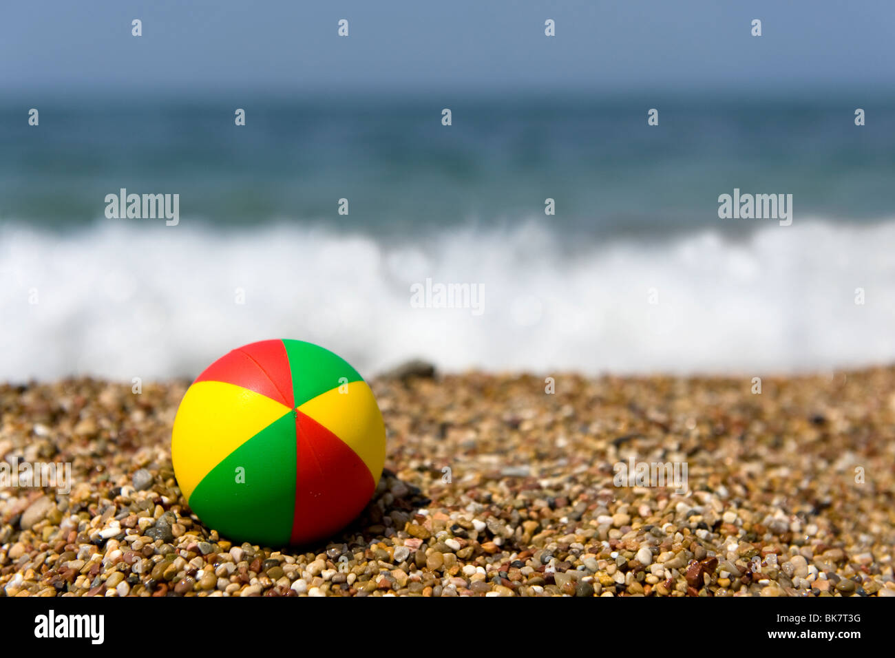 Ballon de plage colorés sur côte paysage nature Banque D'Images