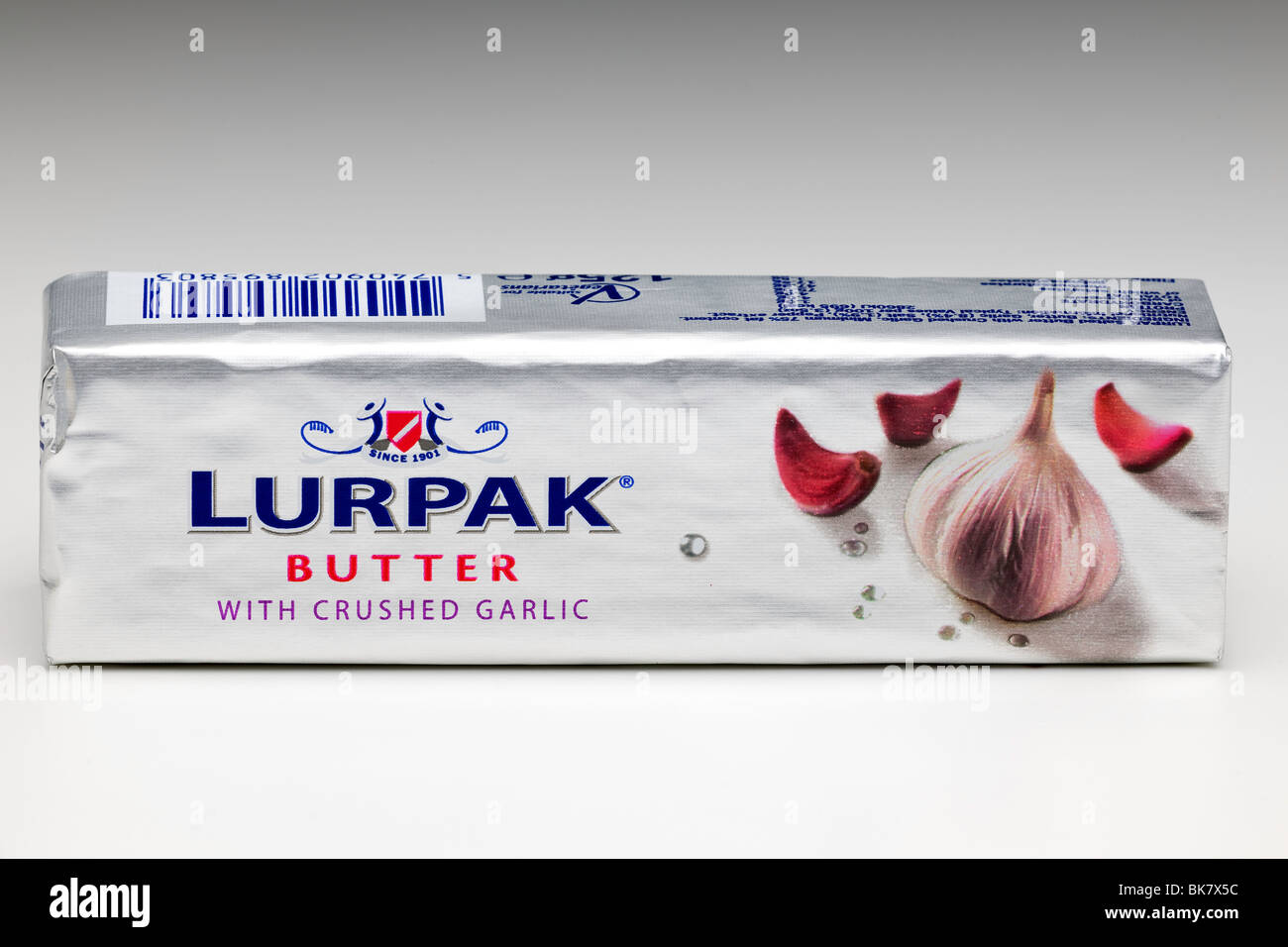 Bloc de 125g de beurre Lurpak avec de l'ail écrasé Banque D'Images