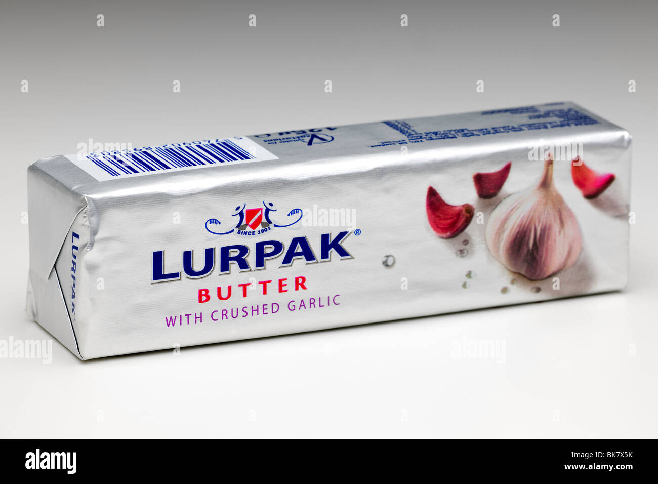 Bloc de 125g de beurre Lurpak avec de l'ail écrasé Banque D'Images
