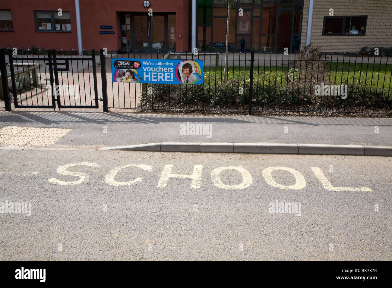 School sign painted on road Banque D'Images