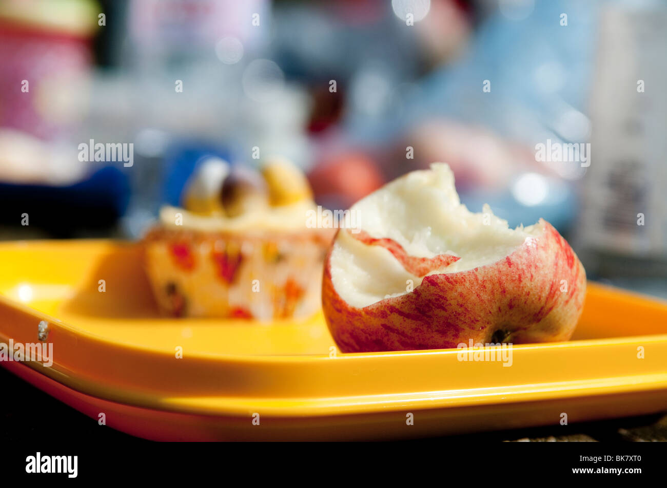 La moitié-mangé apple sur plaque de pique-nique Banque D'Images