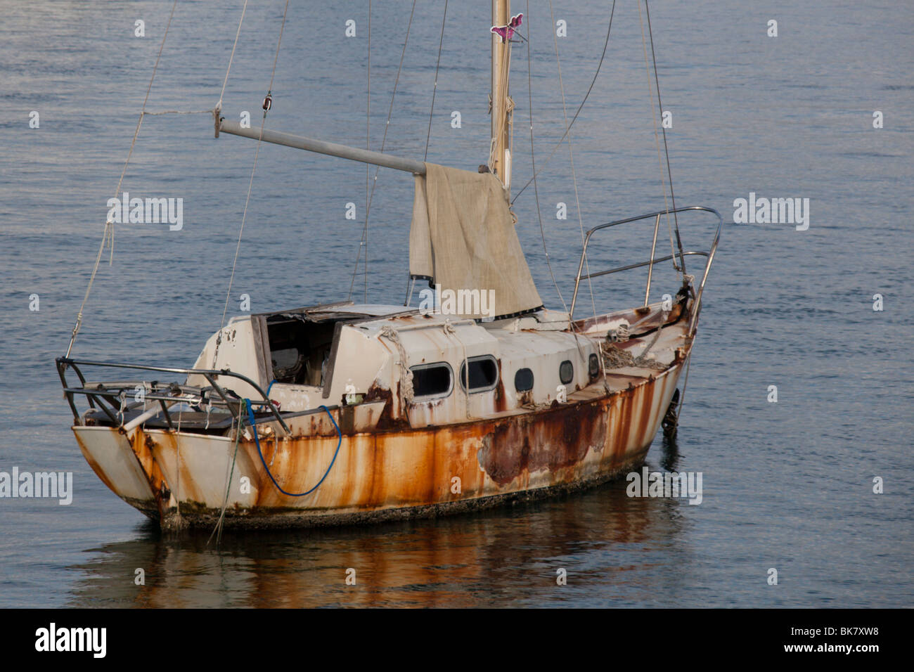 Négligé un bateau à voile se trouve à l'ancre sur l'Intracoastal Waterway, Palm Beach, en Floride Banque D'Images