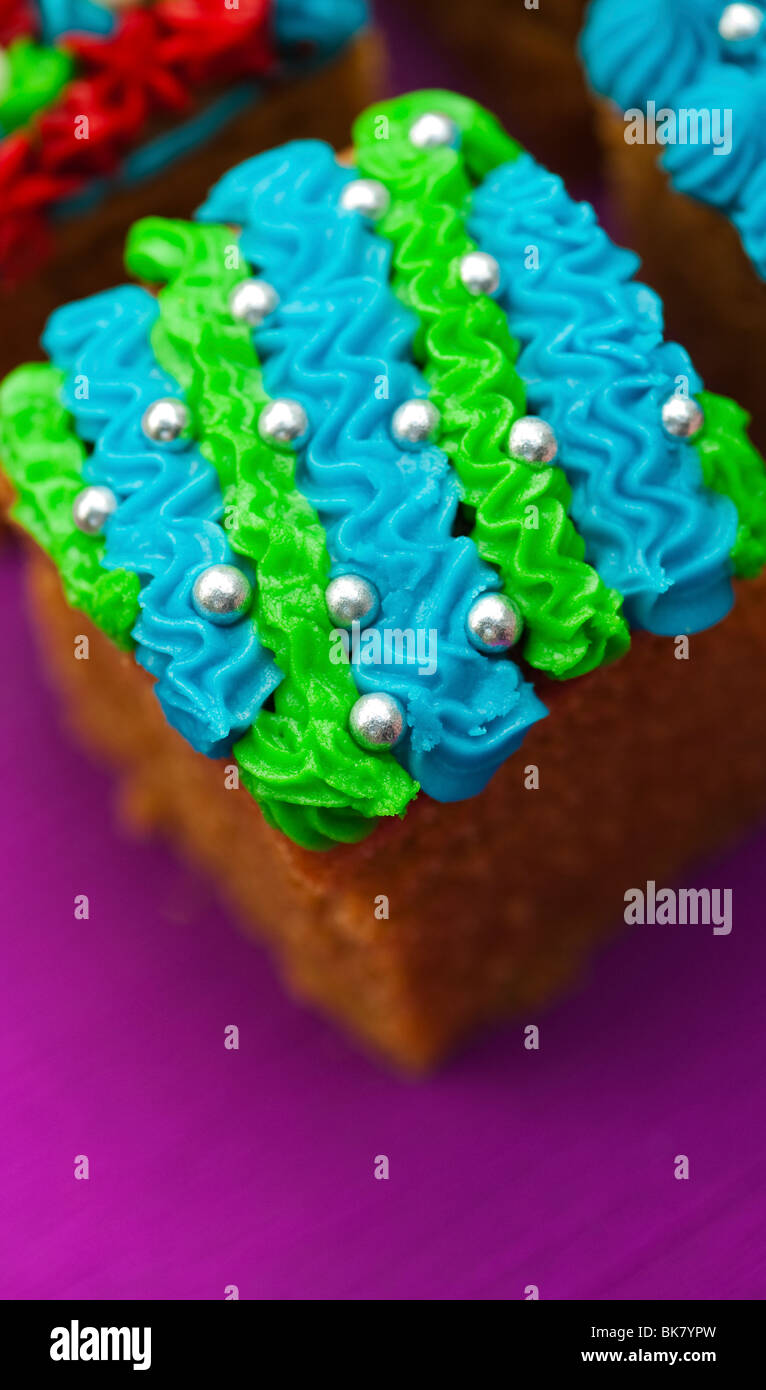 Des gâteaux glacés individuels carrés Banque D'Images