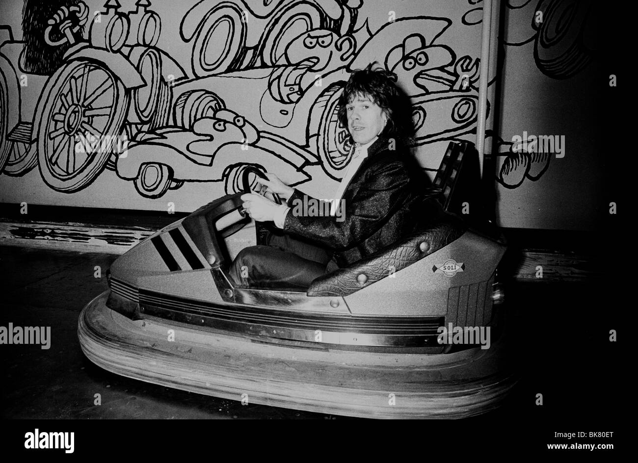 Gary Moore dans un bouclier électrique voiture au parc d'attractions Tivoli à Copenhague au cours de rock Thin Lizzy tour de Scandinavie Banque D'Images