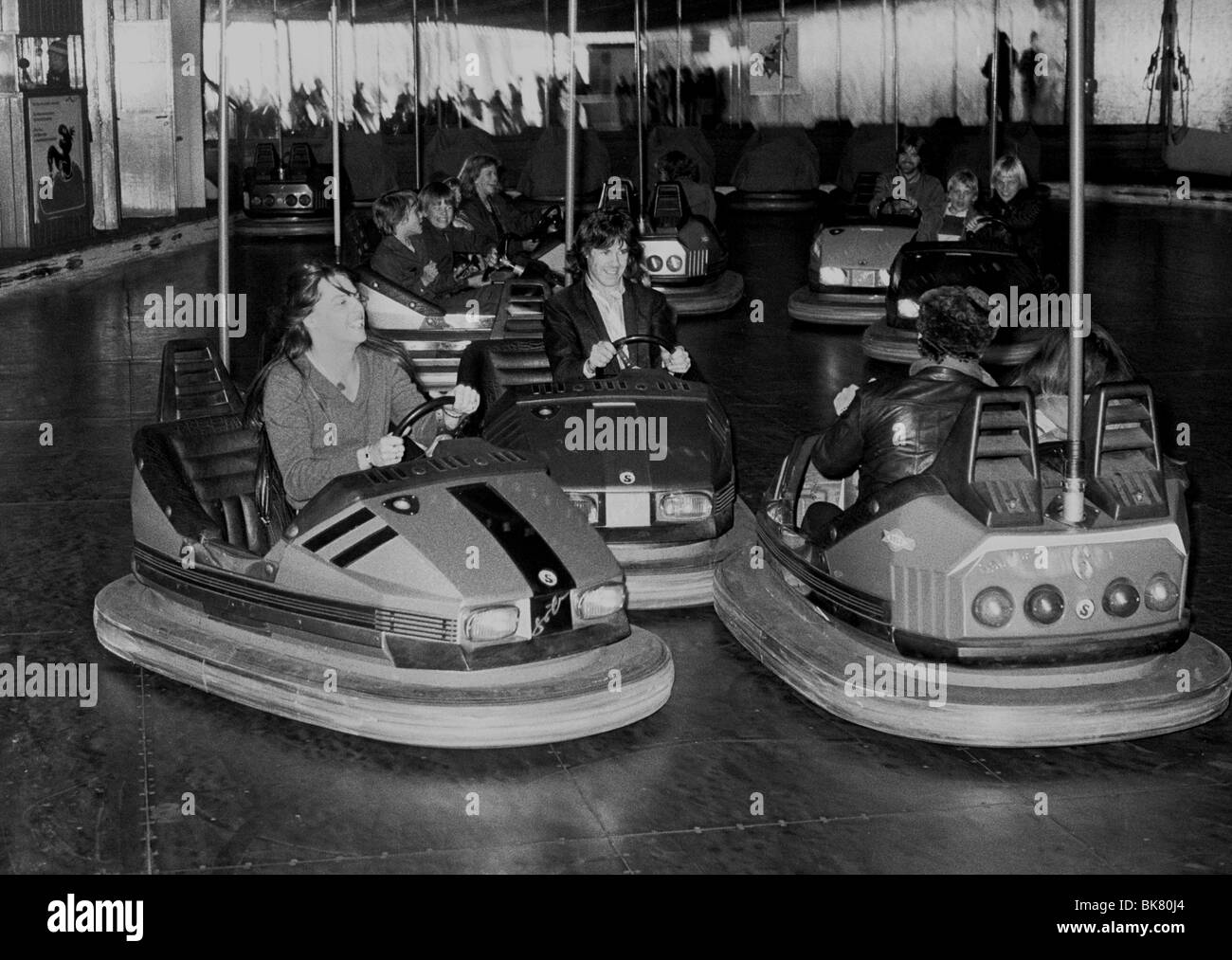 Scott Gorham et Gary Moore dans un pare-chocs des voitures électriques au parc d'attractions Tivoli à Copenhague Banque D'Images