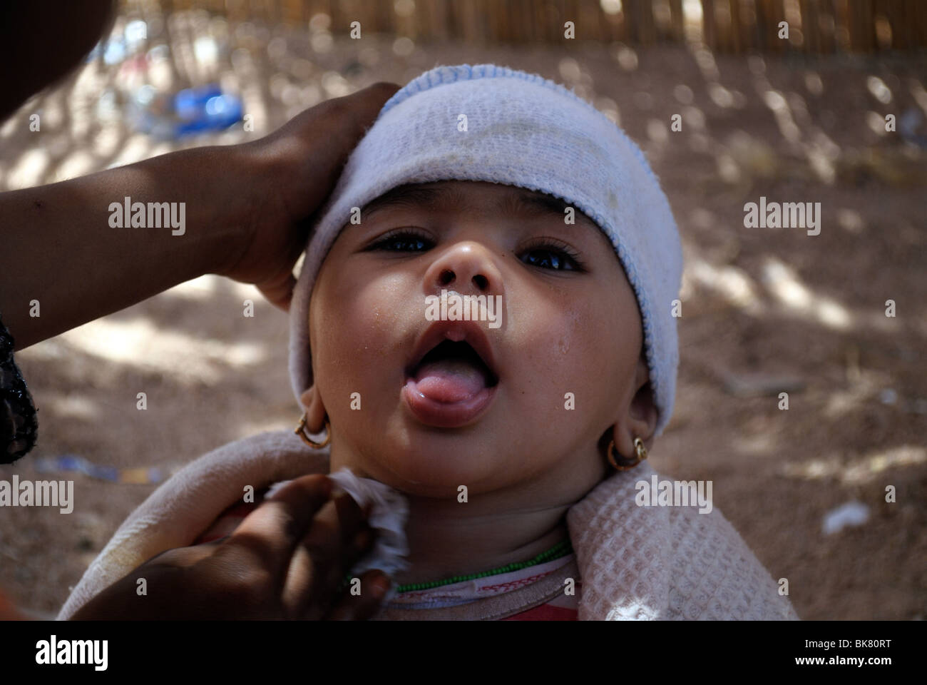 Portrait d'enfants à un village bédouin dans le désert près de Hurghada, Egypte Banque D'Images