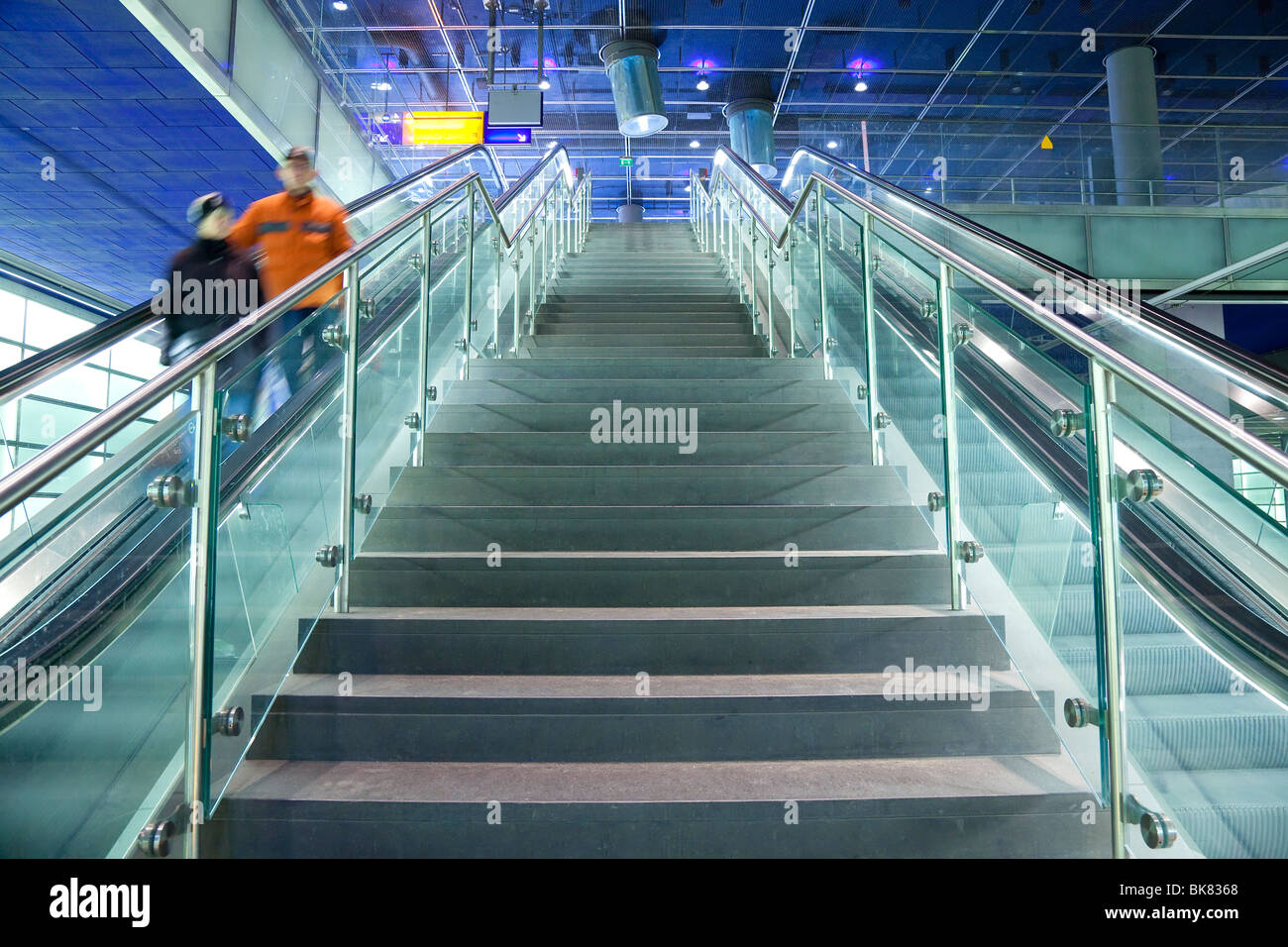L'Europe, Allemagne, Berlin, gare moderne - escalator et escalier menant à la plate-forme. Banque D'Images