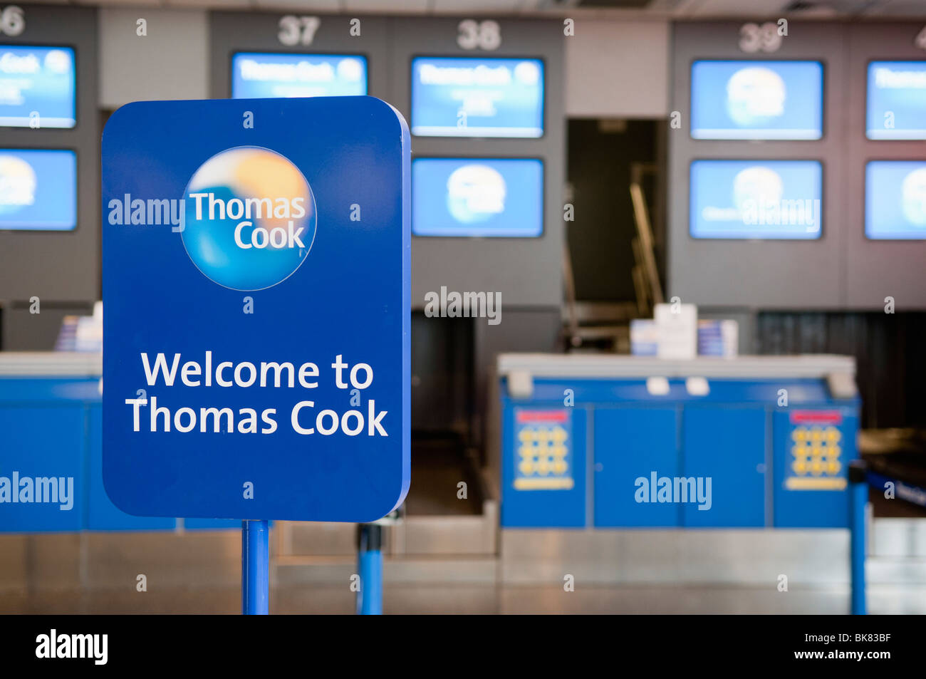 Panneau "Bienvenue à Thomas Cook' à l'aéroport check-in d'un bureau Banque D'Images