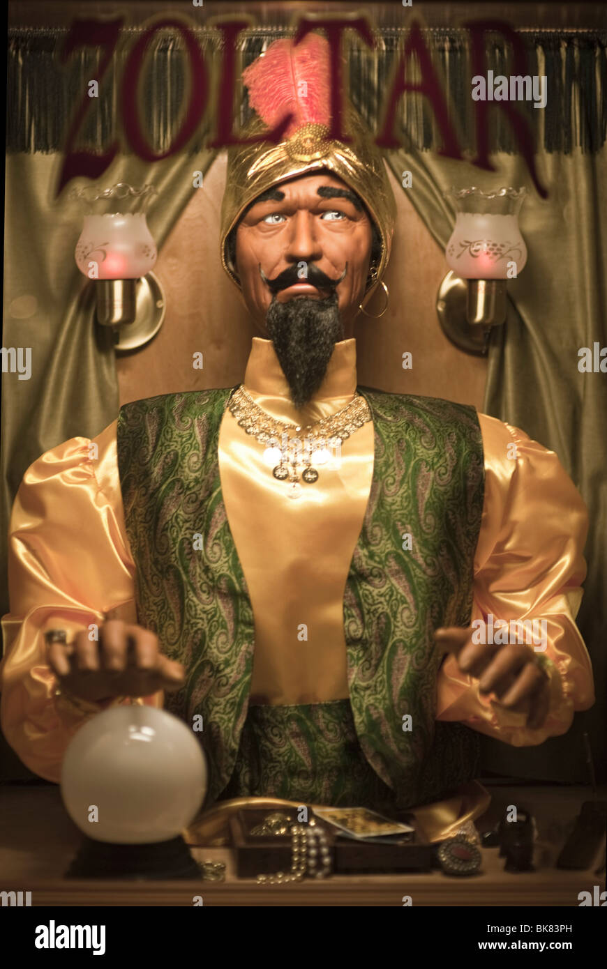 Fortune Teller dans gypsy costumes dans une bonne aventure mécanique