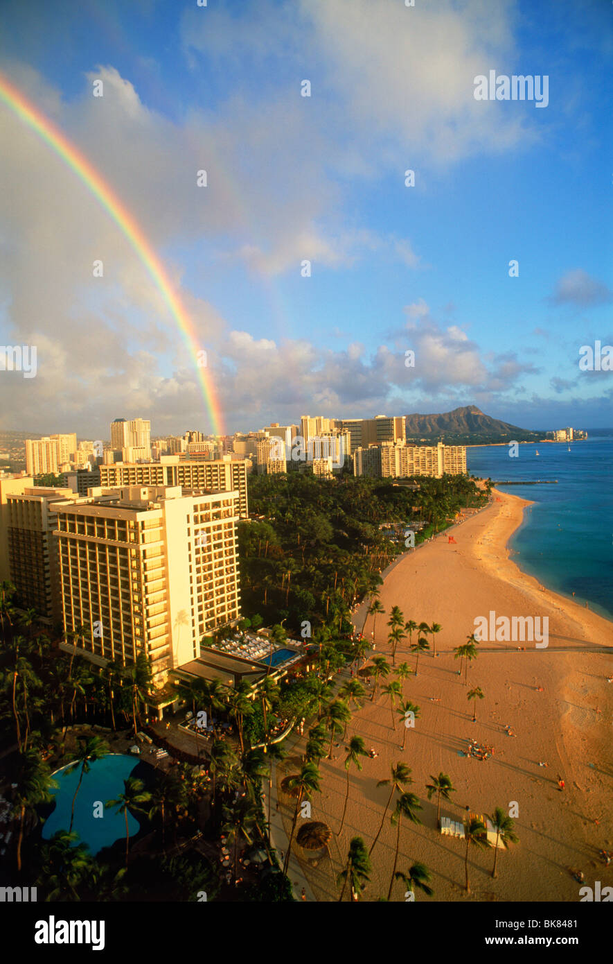 Les arcs-en-ciel sur les plages et les hôtels de Waikiki avec Diamond Head sur Oahu Island près de Sunset Banque D'Images
