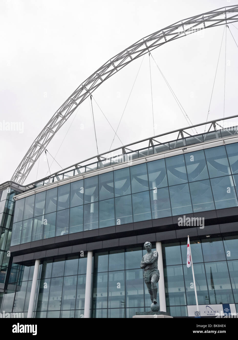 Statue de Sir Bobby Moore, capitaine de l'Angleterre football (soccer), l'équipe coupe du monde 1966, nouveau stade de Wembley London UK Banque D'Images