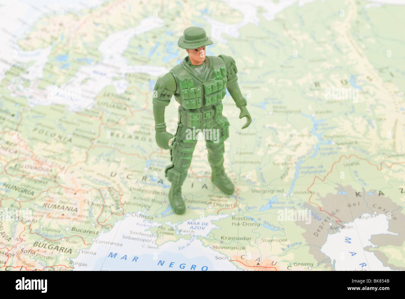 Toy soldier on world map Banque D'Images
