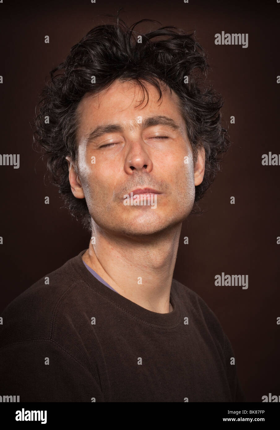 portrait d'homme photo de tête en studio avec les yeux fermés Banque D'Images
