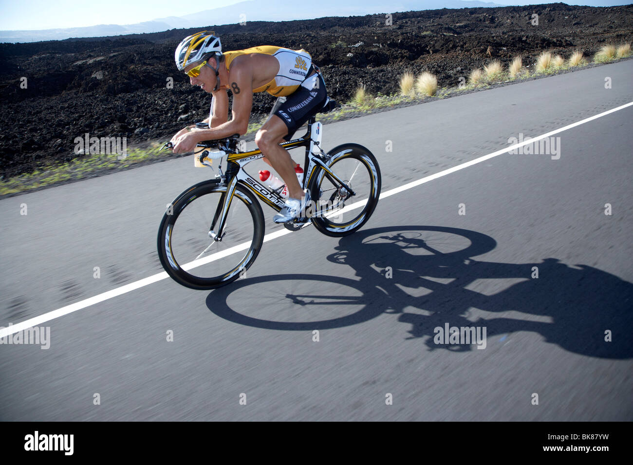 La triathlète professionnelle suisse Mathias Hecht sur le parcours vélo de l'Ironman Triathlon World Championship à Kona, Hawaii, USA Banque D'Images