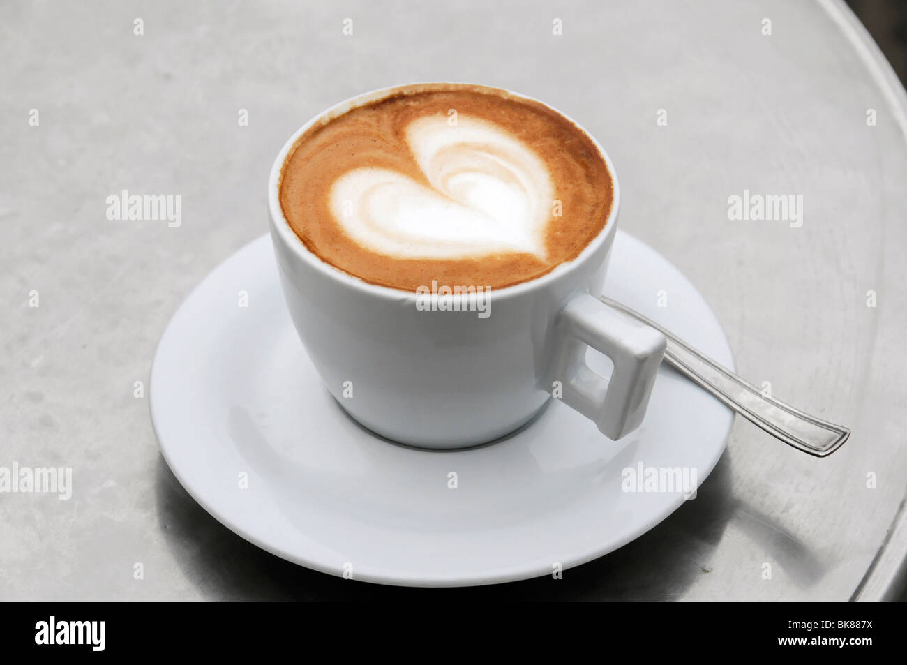 Cappuccino mousse en forme de cœur, Venise, Vénétie, Italie, Europe Banque D'Images
