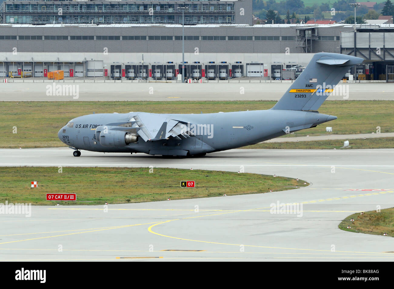 3293 de l'US AIR FORCE, Boeing C-17A Globemaster III pendant le décollage, l'aéroport de Stuttgart, Bade-Wurtemberg, Allemagne, Europe Banque D'Images