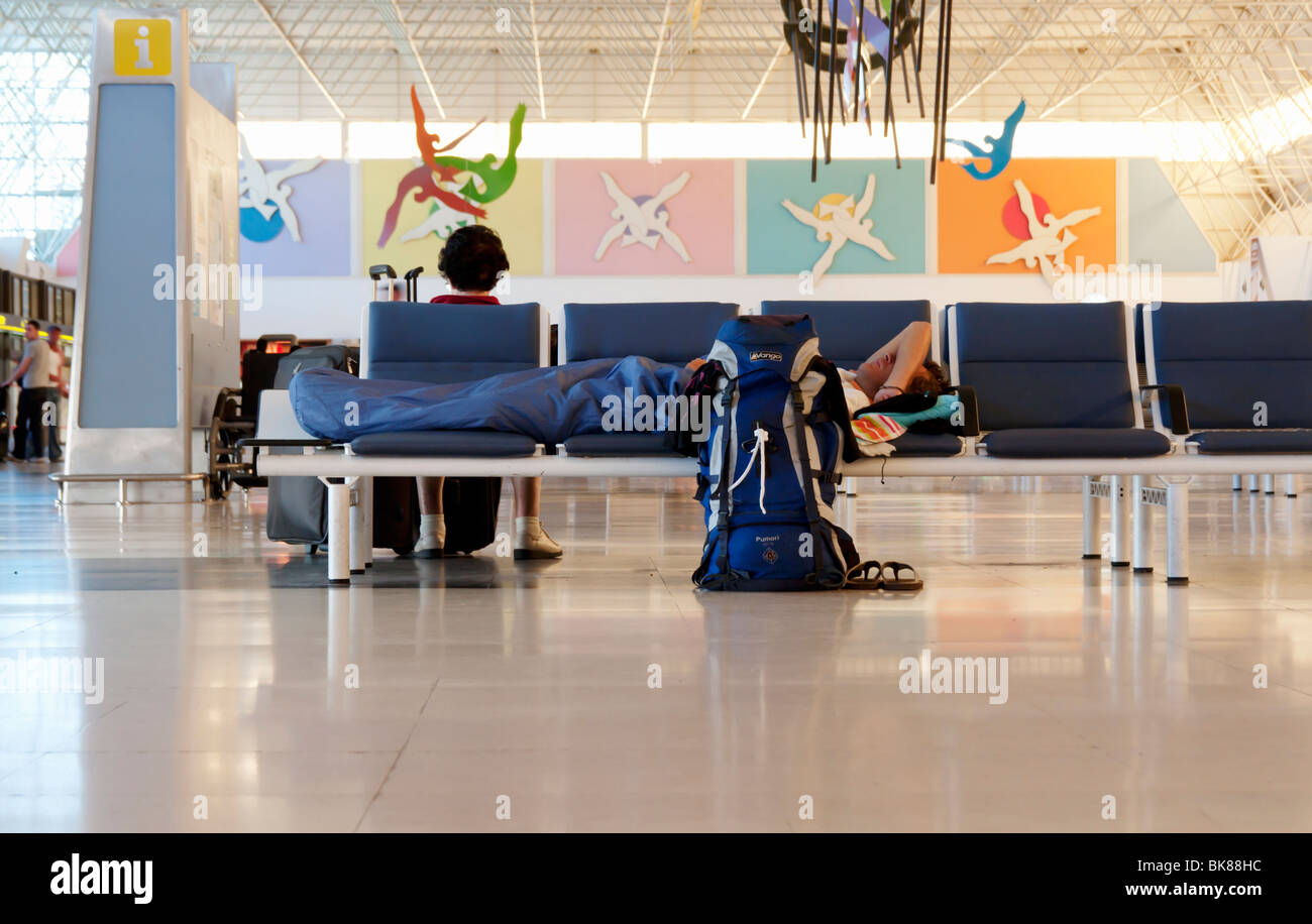 Passager en sac de couchage sur sièges à l''aéroport de Gran Canaria pendant les "retards" de cendres volcaniques Banque D'Images