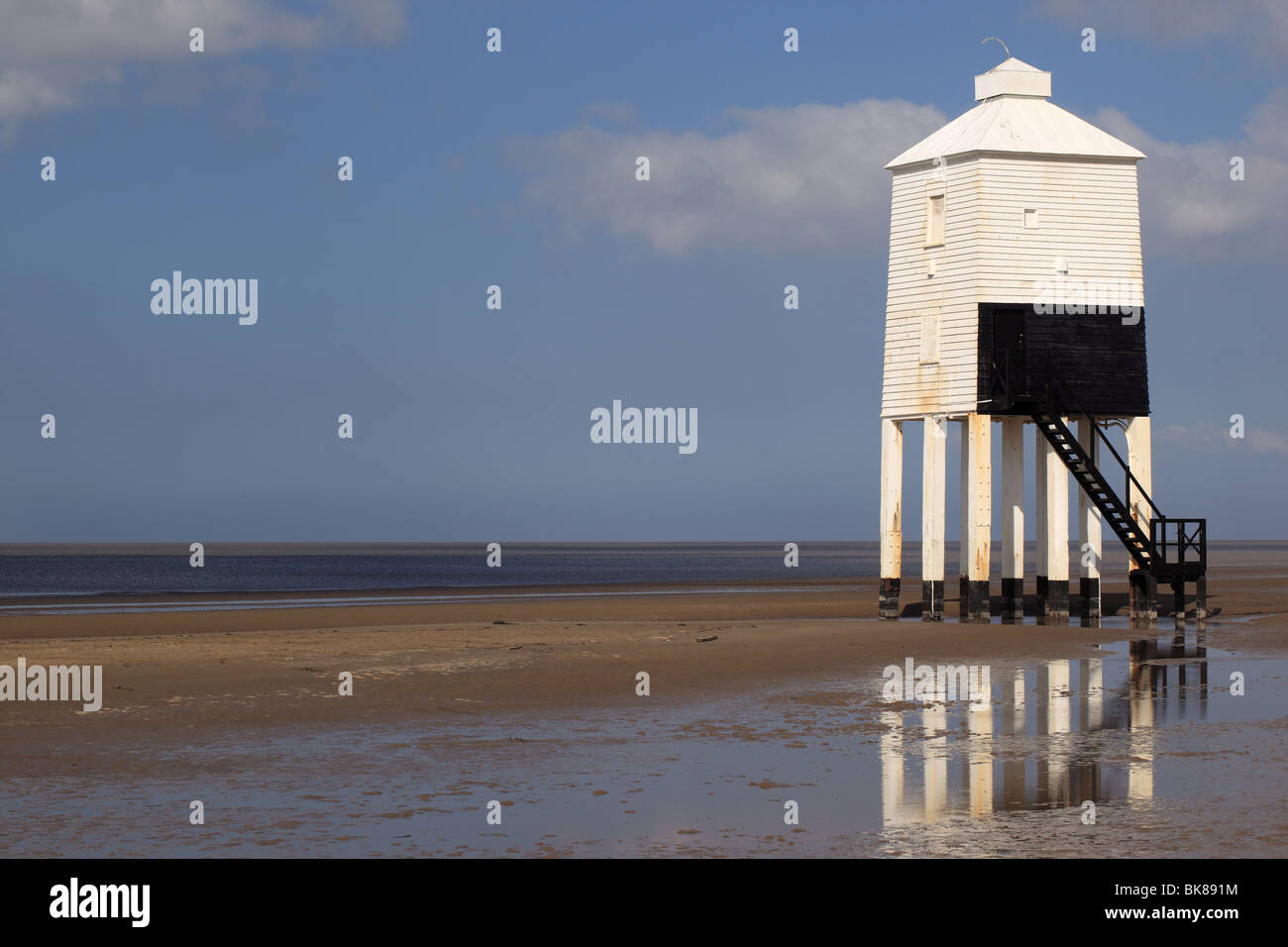 Le phare sur pilotis en bois blanc à Burnham on Sea, Somerset, Angleterre Banque D'Images