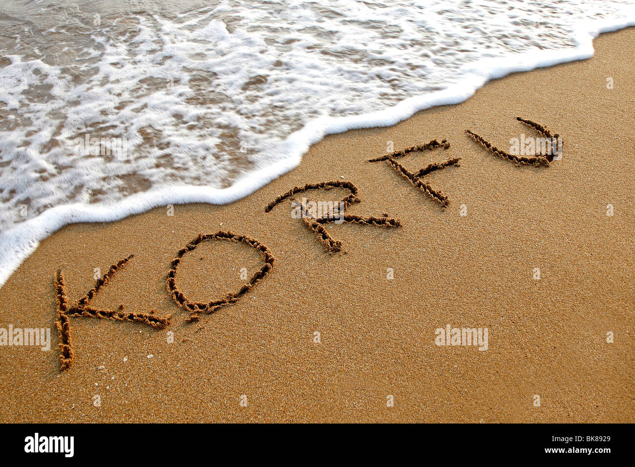 Korfu écrit dans le sable d'une plage, Corfou, Grèce, Europe Banque D'Images