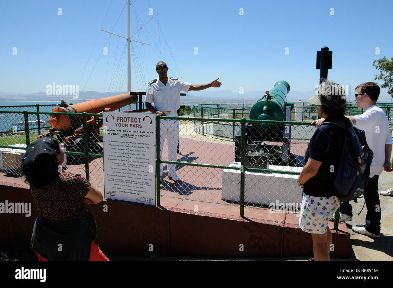 Attendre les touristes pour le tir de la mitrailleuse de midi au-dessus de Cape Town en Afrique du Sud de la batterie Lion un officier de marine à sa vue dans un blanc Banque D'Images