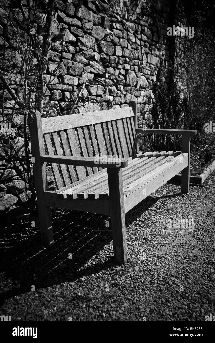 Photographie en noir et blanc d'un banc de parc Banque D'Images