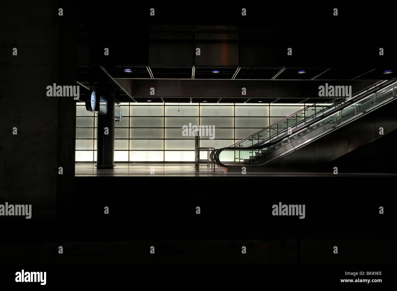 Escaliers mécaniques dans une gare ferroviaire, Berlin Allemagne Banque D'Images
