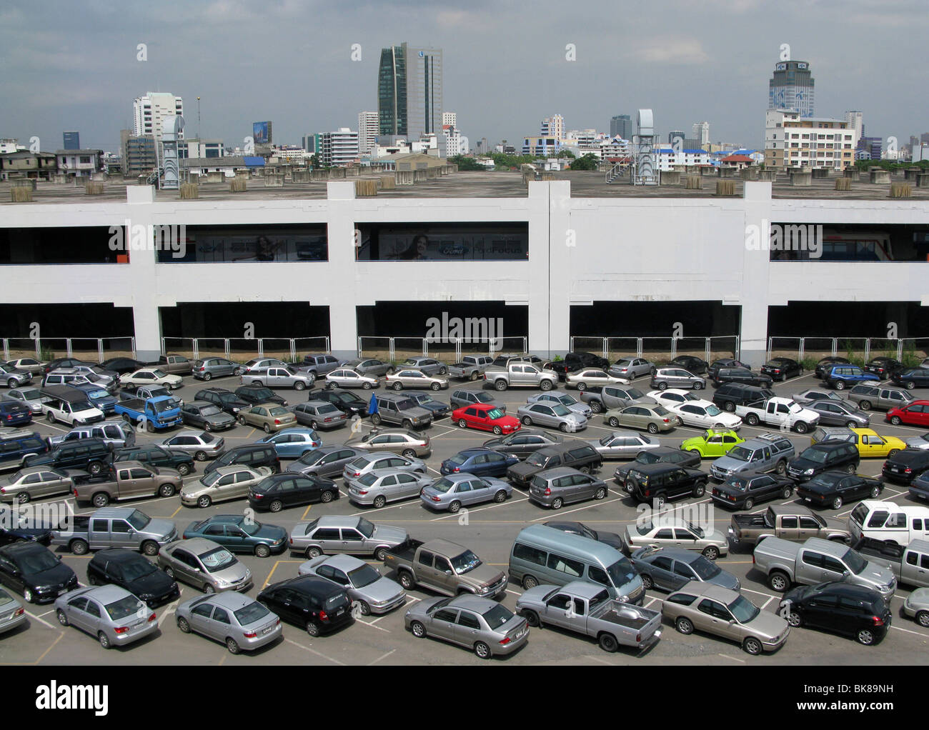 Des voitures stationnées dans un parking à Bangkok, Thailande, Asie Banque D'Images