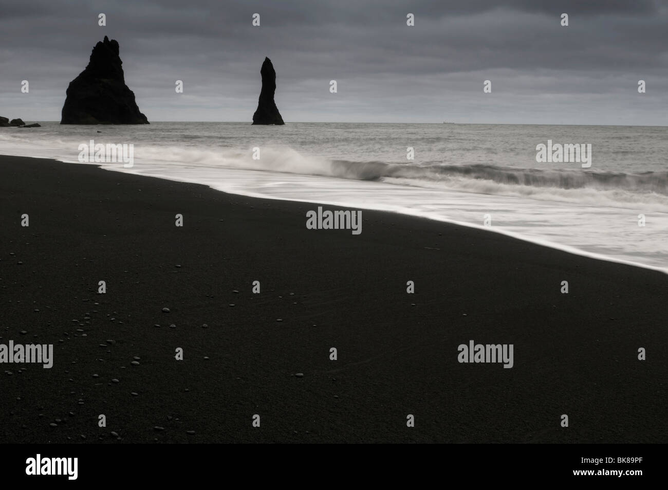Plage de sable noir près de Vik, Côte Sud, Islande, Europe Banque D'Images