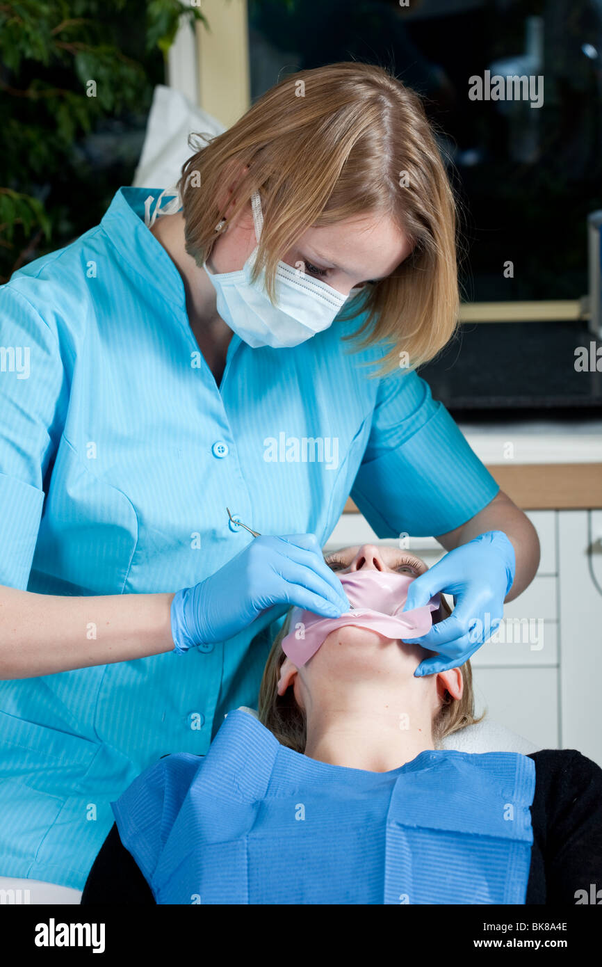 La préparation de la bouche masculins de son patient pour le traitement Banque D'Images