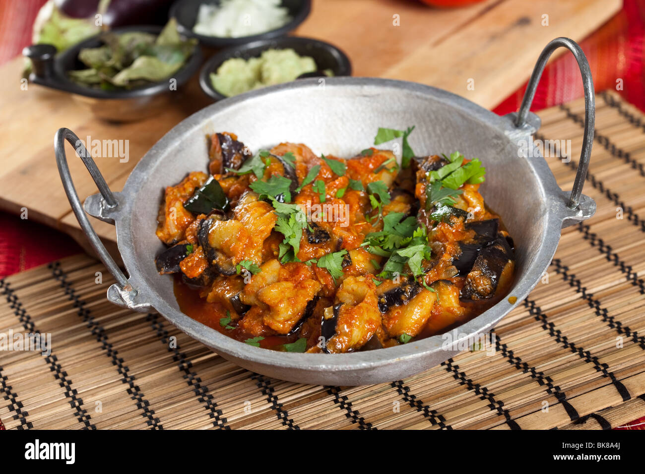 Le style indien aubergine plat avec de la coriandre fraîche sur le dessus Banque D'Images