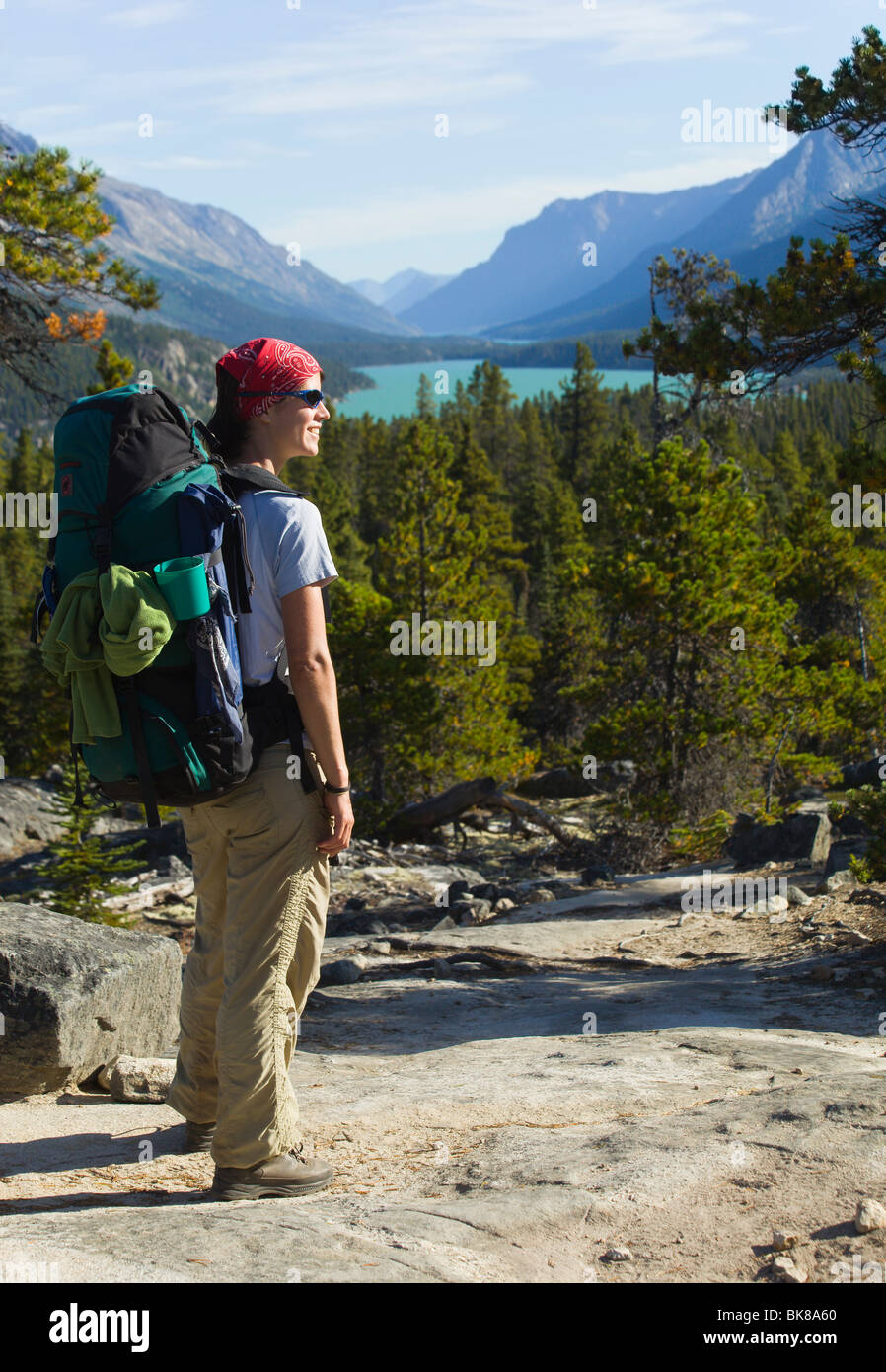 Young woman enjoying view au lac Bennett, randonnées, randonnée, randonneur avec sac à dos, col Chilkoot historique, Piste, Yu Banque D'Images