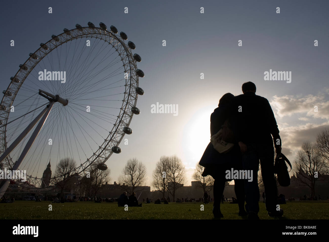 Un couple romantique à pied sous l'Oeil de Londres dans Jubilee Gardens. Banque D'Images