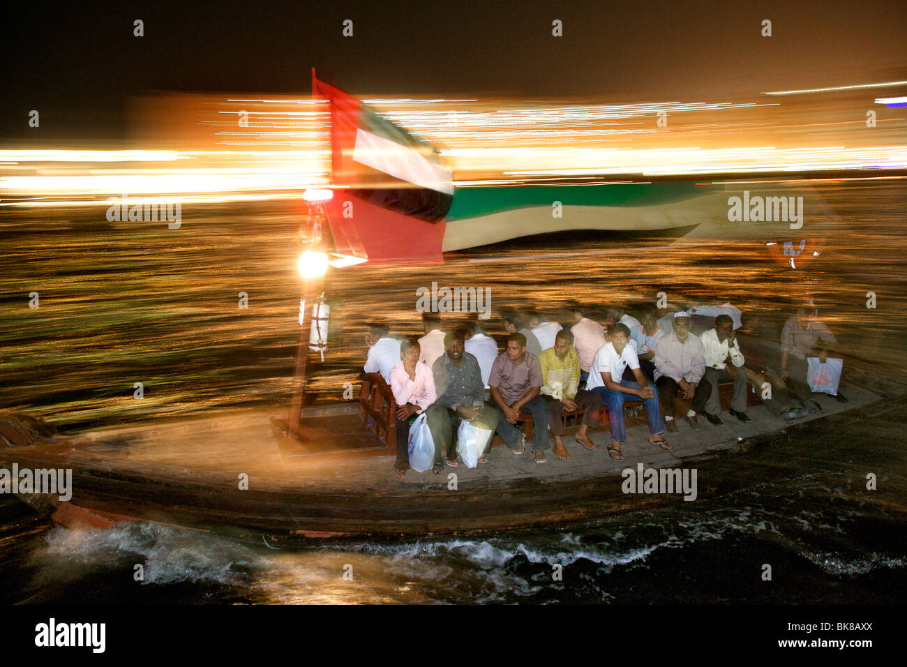 Les passagers d'un taxi d'eau sur l'abra Dubaï Creek à Dubaï aux Émirats arabes unis. Banque D'Images