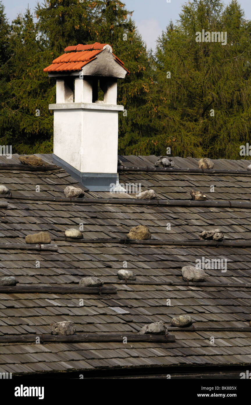 Agiter, toit et cheminée de pierres pour le peser vers le bas, Glentleiten musée agricole, Bavaria, Germany, Europe Banque D'Images